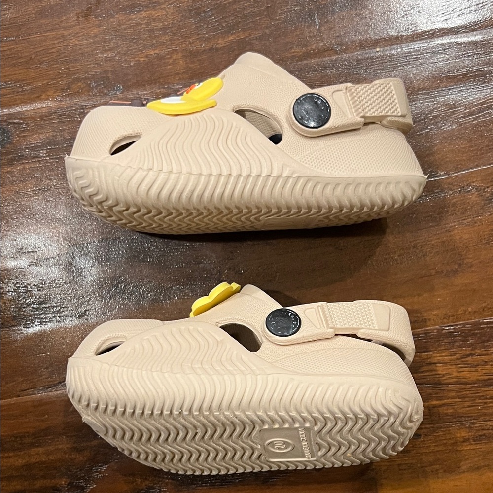 Kids Beige Clogs with Fun Charms SIze 12-18 Months (Size 4- 4.5 ) - Picture 4 of 8